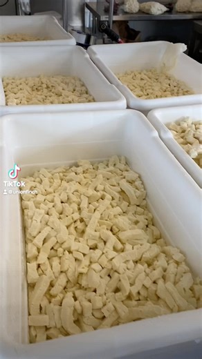 16 reactions | Curds make everything all right! Picked up a bunch this morning for your poutine eating pleasures. #curds #poutine #food #comfortfood #eeeeats #unionandfinch | Union and Finch | Facebook