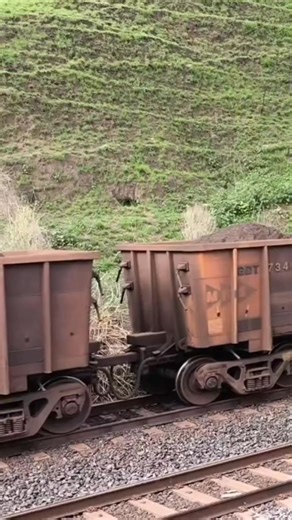 10K views · 297 reactions | Carga de minério de ferro #leoferroviadoaço #ferrovia #video #railroad #voltaredonda #Carga #brasil #ferroviaria #railway | Leo Ferrovia Do Aço | Facebook