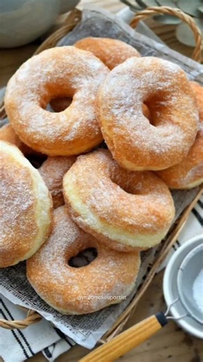 MUA yg lebih bnyk NGONTEN on Instagram: "Makeup anti flashback = jgn pake translucent powder tebel2/ kebanyakan, jgn lupa swipe pake brush biar ga numpuk di 1 area. Jgn lu sekali2 coba hacks yg pake translucent powder ga diblend trus lgsung semprot pake setting spray kalo lugamau makeup lu flashback y! Setting powder & setting spray @glad2glow #highcoverage #loosepowder #loosepowderG2G #fyp #bedakviral #g2gloosepowder"