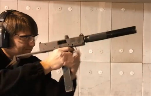 MAC-11冲锋枪全自动射击