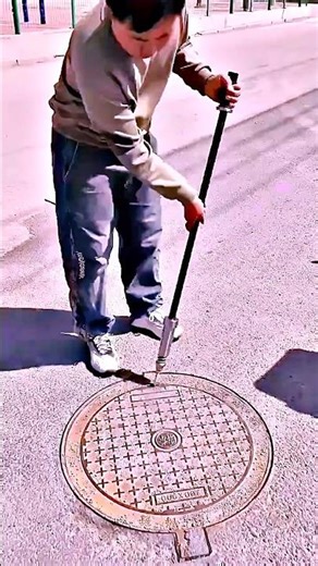This simple tool makes it very easy to open rusty manhole covers that haven't been opened for years