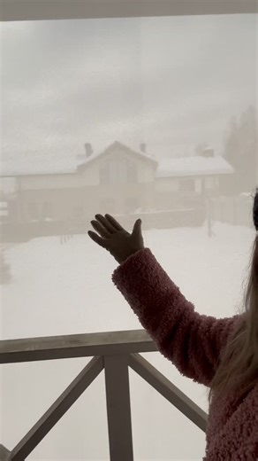 ШТОРЫ СТРИТ ®️ on Instagram: "Обзор на рулонные уличные шторы системы Rollbox спустя время. Показываем их эффективность даже в самую снежную погоду, которой нас радует январь 🌨️ Не смотря на боковые просветы, веранда осталась чистой после всех снежных циклонов, и даже я удивилась такому результату 😅 #уличныешторы #рулонныешторы #защитаотснега #веранда"