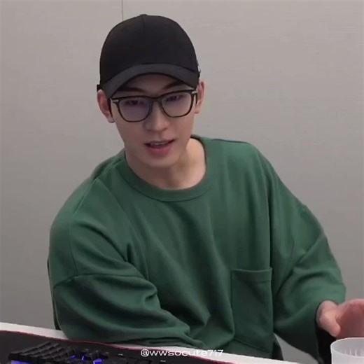 Wonwoo's first gam3 bo1 was titled 겜위라🎮 (Game Weverse Live) until a carat suggested GAM3 BO1? he agreed and said how did he not think that! so they changed the title to "Wonwoo's GAM3 BO1 #1 🎮" suggesting that this live was not a one time thing!https://t.co/jkDOyIEqTj