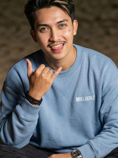 Potret Sinematik Pria Muda di Pantai Malam