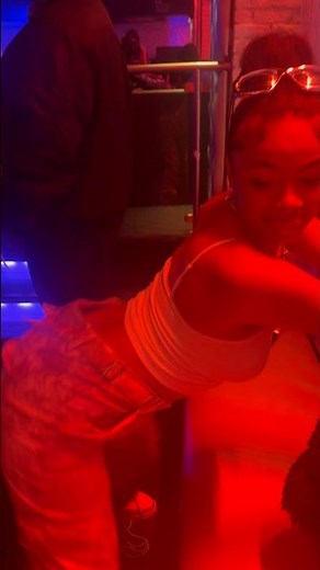 Brooklyn Queen twerks in the club!!! 😳🍑