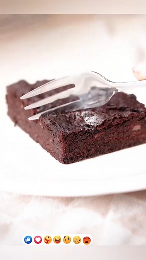 Mehlfreie Brownies mit nur 3 Zutaten! 🍫✨ Kein Zucker, keine Milchprodukte – einfach, lecker und gesund! Zutaten: 🍌 3 Bananen 🍫 Kakaopulver: 3 EL 🥜 Erdnussbutter: 1/2 Tasse Anleitung: 1️⃣ Bananen pürieren, bis sie eine glatte Konsistenz haben. 2️⃣ Kakaopulver und Erdnussbutter hinzufügen und gut vermischen. 3️⃣ Den Teig in eine gefettete oder mit Backpapier ausgelegte Form geben. 4️⃣ Bei 180°C (350°F) 20–25 Minuten backen. 💬 Schreib mir in die Kommentare, aus welchem Land du zuschaust! 🌍😊 
