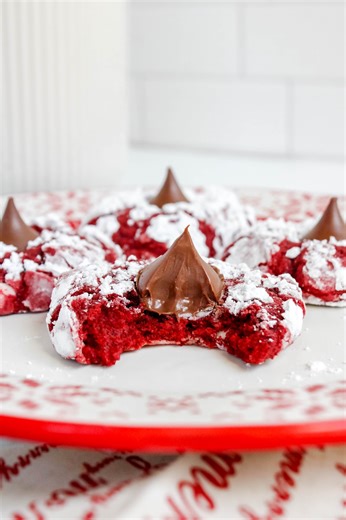 Red Velvet Crinkle Blossom Cookies 1 pouch Betty Crocker™ Soft Baked Red Velvet Cookie Mix 1/2 cup unsalted butter, softened 1 tablespoon whole milk 2 large eggs 20 HERSHEY'S KISSES Milk Chocolate Candies, unwrapped See the full recipe: https://bit.ly/4rkQCI7 | Betty Crocker
