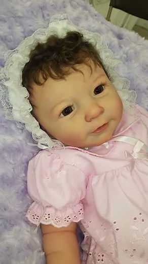 Poupée réaliste reborn d'un bébé fille. Realistic baby girl doll.