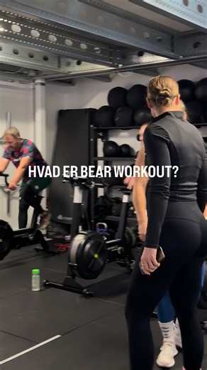BEAR on Instagram: "Bear Workout er vores signaturtræning. Et struktureret træningskoncept, hvor styrke og kondition kombineres i et fast setup, så du ved, hvad du træner – og hvorfor. Hos BEAR MOVE handler det ikke om tilfældige workouts. Det handler om progression, kvalitet og at blive stærkere over tid – fysisk og mentalt. Du træner på små hold med trænere, der guider dig, ser dig og hjælper dig hele vejen. Uanset om du er ny, eller har trænet længe. Vil du træne med struktur, mening og et st