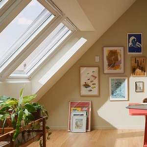 Maak je klaar voor de zomer! Houd je woning koel en comfortabel met buitenzonwering en rolluiken. Gemaakt van transparant zwart gaas, waardoor de warmte wordt geweerd, maar jij je uitzicht behoudt. Perfect voor je thuiskantoor, woonkamer en andere zonnige ruimtes. De buitenzonwering en rolluiken zijn eenvoudig te monteren en de ideale keuze om je hoofd koel te houden tijdens warme dagen. Ontdek hier alle opties: https://fal.cn/3zd2B | VELUX