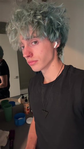 Stylish Blue and Dark Roots Hairstyle for Minecraft Fans