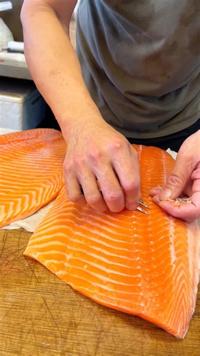 watch this chef’s flawless salmon slicing and pin bone technique! #鮭魚 #salmoncutting #seafoodlover | Chill Hub