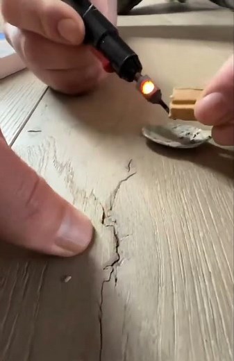 Kratzer im Parkett mit Hardwachs reparieren / Splitter im Parkett/ Parkett kitten /Parkett schleifen