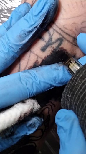 Just a satisfying video for some relaxation 😌 My view of today, blacking out a part of an old tattoo. This is pushing the skin to its max, one hit black out! I'm so grateful I found my combination of products to be able to do this! Machine by @fkirons Flux max Ink by @fusion_ink 'Venom' from @ben_ochoa signature set Towels by @mdwipeoutz Butter by @ohanaorganics Needle by @kwadron #blackouttattoo #satisfyingvideos #satisfying #blacktattoo #tattooing #tattooingprocess