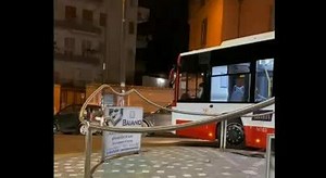 «Napoli, bus dell’Anm incastrato: al volante c’era un minorenne»