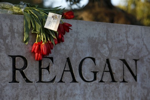 News Wrap: Former first lady Nancy Reagan dies at age 94