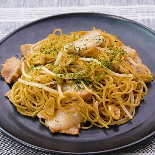 豚バラともやしで作る！ にんにく入りソース焼きそばのレシピ動画・作り方 | デリッシュキッチン
