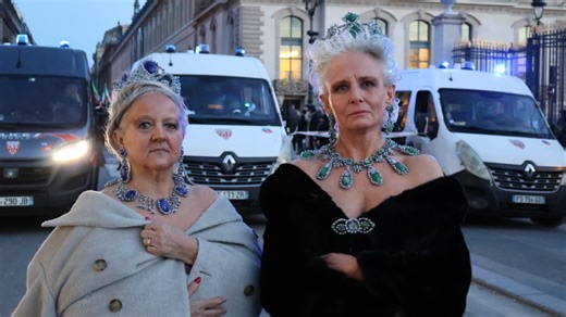 Danske modeller iført falske juveler foran Louvre