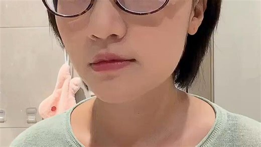 古驰口红Gucci Rouge Couture系列，质地顺滑不拔干，持久显色，日常通勤或约会都轻松驾驭，一抹气场全开，让你随时成为女主角。