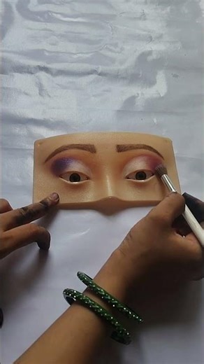 ✨Bold & Beautiful! Create stunning eyes with this easy eye makeup look. Perfect for every occasion💕