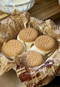 【材料4つだけ✨】黒柳徹子ケーキ(レシピ付き📖´-) こんなに簡単で美味しいものが 手作りだなんて…（◜𖥦◝ ）♡ ┈┈┈【 材料 】┈┈┈┈┈┈┈┈ ￤昔ながらのビスケット ￤牛乳…適量 ￤生クリーム…35％以上200ml ￤黒糖…大さじ2 ┈┈┈【 作り方】┈┈┈┈┈┈┈ 1️⃣生クリームに黒糖を加えて7分立て程度 2⃣ビスケットを牛乳にくぐらせ、生クリームと重ねる 3⃣半日寝かせる 完成💡 ̖́- ┈┈┈┈ 料理のコツ💡 ̖́- 基本目分量なので、材料の記載は大体の目安です🥣 皆さんのお好みの味に近づけて見て下さい！ (私はその日の体調に合わせて分量は変えたりします！) #黒柳徹子ケーキ #昔ながらの #手作りケーキ #クリスマスケーキ