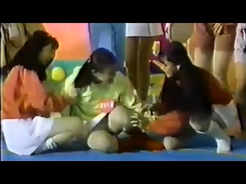 【桜っ子クラブ】靴下脱がしレスリング 純白パンチラ（アンスコ）【ザ・女対決】