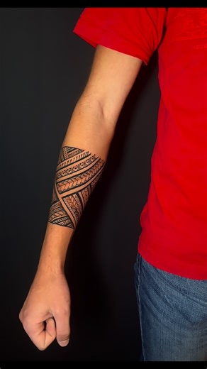Tapaki toa tattoo on Instagram: "🚩 Plongez dans l’authenticité d’une manchette de tatouage polynésien, façonnée avec quatre heures de dessin méticuleux et huit heures de tatouage expert, pour une œuvre unique qui vous attire irrésistiblement🚩 #clermonttattoo #polynesian #maoritattoo #polynesiantiktok #clermontferrandtattoo"
