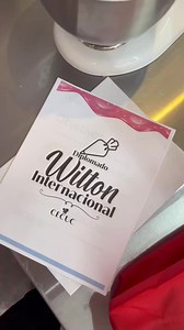 Y así arrancamos las clases tanto presenciales y en línea de nuestros diplomados ✨ esta semana tuvimos las clases de introducción donde nuestros alumnos están aprendiendo de cero desde uso del uniforme, seguridad en cocina y las bases de sus especialidades, estamos súper contentos de iniciar con todos ustedes esta nueva aventura ¡Bienvenidos! 👨🏻‍🍳💖 #cecuc #cecucmx #wilton #wiltoncakes #chef #torreon #torreoncoahuila | CECUC