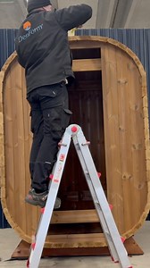 Se hvordan Christian samler Lux Mini som er vores mindste sauna, på 24 sekunder 🌊🧡 | DenForm Lux A/S