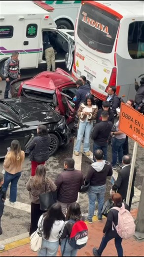 #Atención 🚨🔴 A la hora se registra fuerte accidente cerca al centro comercial Santa Fe. Noticia en desarrollo | Más Periodismo