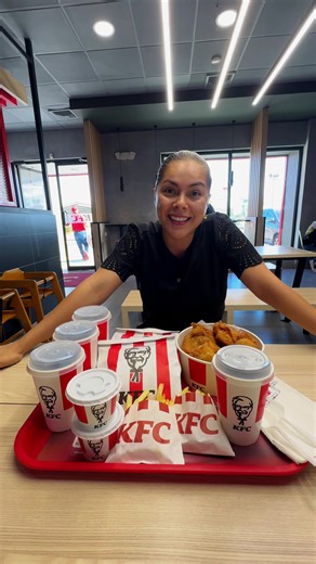 KFC Combo: Pollo, Sándwiches y Soda para Celebrar