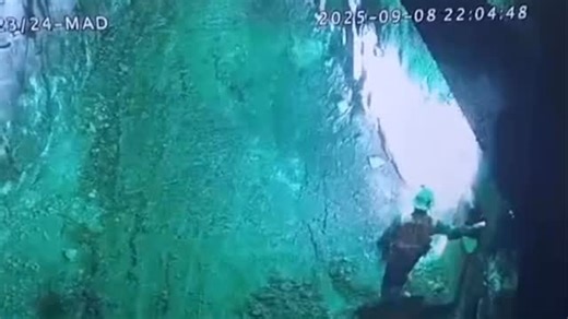 Majalah Sedane on Instagram: "Longsor terjadi di Underground (Area operasional tambang bawah tanah) PT Freeport Indonesia (PTFI) pada Senin malam, 8 September 2025. Longsor semburan lumpur basah atau wetmuck terjadi di area GBC Extraction 28-30 Panel ini menyebabkan sejumlah buruh terjebak di dalam. #freeportindonesia"