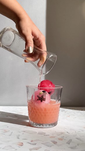 ¿Trago ASMR? Aquí lo tienes 💚 INGREDIENTES: Hojas de hibiscus Anis Jugo de pomelo Agua con gas Miel PROCEDIMIENTO: Para hacer este juguito refrescante empezamos haciendo los hielos, le ponemos unas hojas secas de hibiscus y unas estrellas de anís para que cuando estemos tomando el trago nos quede un aroma delicioso. Una vez que están listos exprimimos 2 pomelos, le ponemos agua gasificada a gusto y una cucharadita de miel. Y te digo que si quieres a esto le agregas un shot de Gin y queda explos