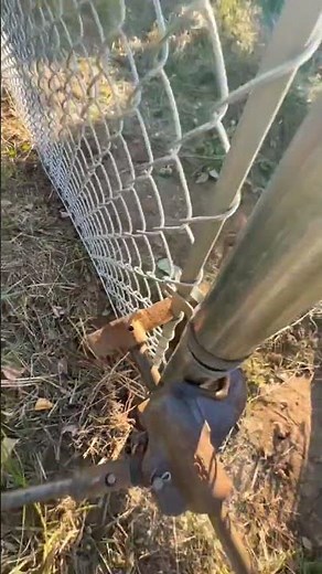 How to Stretch a Chain Link Fence Like A Pro 👍🏻 #protips #chainlink #fence