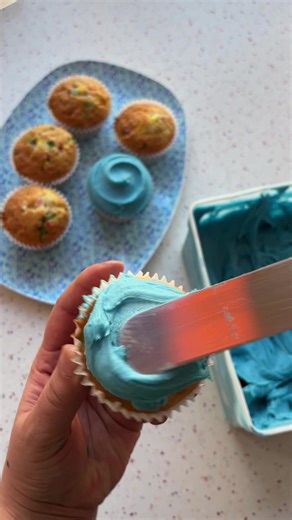 Swirling through blue Monday 🌀🌀 #primrosebakery #cupcakedecoratingvideo #icing #