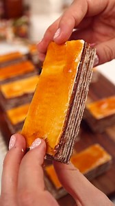 Prăjitura DoboșIngrediente:• 3 ouă• 200 g zahăr• 200 g ciocolată neagră• 1 lgț cafea instant• 250 g unt moale• 1 pachet foi subțiri pentru prăjitură• 100–150 g zahăr (pentru caramel)Mod de preparare:1. Amestecăm cele trei ouă cu zahărul pe baie de aburi până ajung la temperatura de 70°C.2. Scoatem de pe baia de aburi și mixăm la viteză mare până se spumează, apoi adăugăm cafeaua instant și ciocolata tăiată în cubulețe. Odată topită ciocolata, amestecăm până obținem o cremă densă de ciocolată.3.