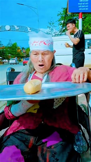 Homeless Women Shared Bread A Hunger Man 😱 #respect #shorts #homeless