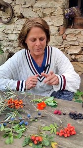 🌱Roste vám na zahradě lichořeřišnice? 👉Jestli ano, tak šup pro ní. 🌱Podporuje imunitu a je výborná pro podporu vylučovací soustavy, hlavně při zánětech močových cest. 🌼Zároveň ji můžete zobat čerstvou, a to listy, květy i čerstvá semínka. 👍Vše také můžete přidat do salátů, a nebo si do listu zabalit kozí sýr 😉 my lichořeřišnici nakládáme ještě do jablečné pálenky. Z toho vznikne jedna z nejlepších medicín při nachlazení nebo při zánětu močáku. 😉 ♥️A věděli jste, že maliny jsou nejen dobré