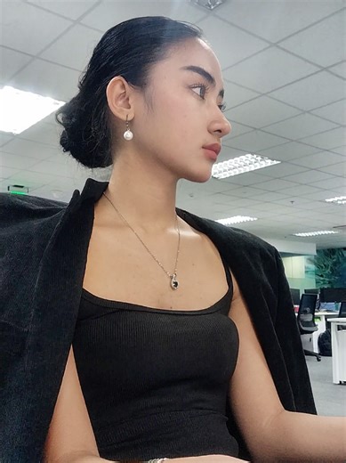 Navigating Workplace Fashion: Judged for Dressing Well?