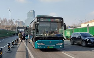 济南公交“街车”豪沃12m绿控混动4辆连续出站实录