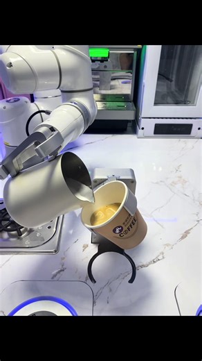 Pouring creativity, one cup at a time.look ,robot do tulip latte art coffee awesome 🦾☕️#robotcoffee #latteartcoffee #Annorobot #robotbarista #coffeeshop