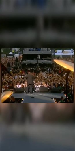 ✨ En 2008, SIMPLE MINDS 🇬🇧 interprète “Mandela Day” lors du concert anniversaire de Nelson Mandela, un moment chargé d’émotion et d’histoire. 🌍✨ Écrite à l’origine pour célébrer les 70 ans de Mandela en 1988, la chanson reste un hommage puissant à la liberté, au courage et à la dignité humaine. ✊🏾💫 #simpleminds #mandeladay #nelsonmandela #live2008 #britishmusic #80smusic #poprock #freedom #humanrights #sonetpixels | Laurent Deniéport