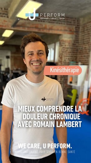 Uperform - We care, U perform. on Instagram: "La douleur n’est pas toujours ce que l’on croit. Dans ce réel, notre thérapeute Romain Lambert vous explique en une minute la différence entre douleur aiguë et douleur chronique à l’aide d’une métaphore simple. La douleur aiguë, c’est l’alarme incendie qui se déclenche quand il y a réellement un feu. Elle est utile, protectrice et proportionnelle à la menace. La douleur chronique, c’est cette même alarme qui continue de sonner alors que le feu est ét