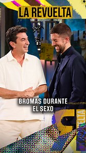 Si os preocupa vuestra relación, no hagáis bromas durante el sexo. Puede ser un antes y un después. Tú eliges, relación o anécdota. ____________ #LaRevuelta — @arturovallsofficial, presenta ‘That’s My Jam: que el ritmo no pare’, nuevo programa de RTVE que se estrena esta noche a las 22:50h en La 1. 🪁 #LaRevuelta, de lunes a jueves en abierto a las 21:40h en La 1 de @rtve y todos los programas completos en @rtveplay | La Revuelta