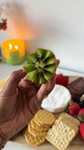 Would you give this kiwi cutting trick a shot? 諾 Here’s how to do it: Use the tip of a sharp paring knife to slice a zig zag pattern through the middle of the fruit. Be sure to insert the knife deeply enough to reach the center (but not so far that it goes out the other side). #foodhacks #howtocutfruit #howtocutkiwi #kitchenhacks #kiwi | PureWow | Facebook
