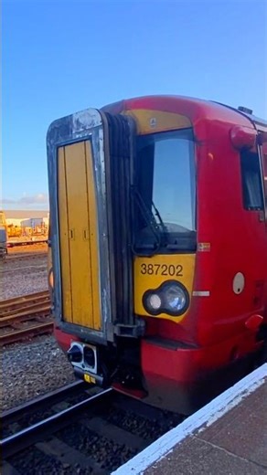 X Gatwick Express Class 387/2 arrives in to Eastleigh