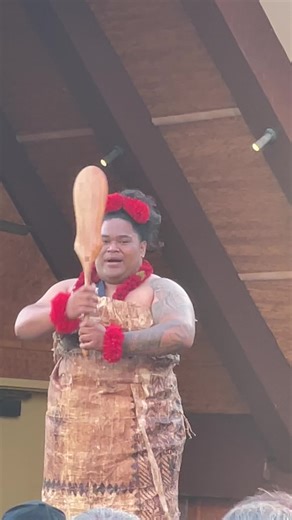 O Havaí é um destino incrível! 🌺 Algumas atrações populares incluem: - *Luau*: Festa tradicional havaiana com comida, música e dança. - *Praias*: Waikiki, Kanaio, Hanauma Bay e muitas mais. - *Volcões*: Parque Nacional dos Vulcões do Havaí, Mauna Kea. - *Hilo*: Cidadezinha charmosa com cachoeiras e florestas. - *Snorkeling e surf*: Águas cristalinas e ondas perfeitas. O Havaí é um paraíso para relaxar e se conectar com a natureza! 🌺 #Havaí #viagem #luau