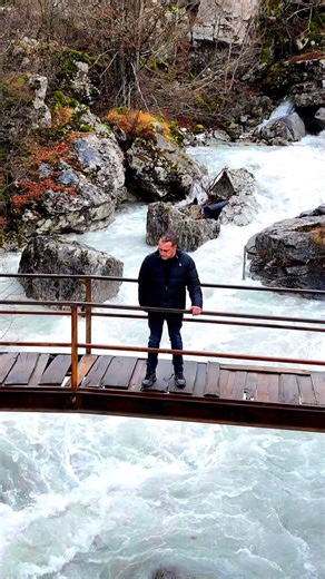 Valbona – Zemra e Alpeve Shqiptare Valbona është një nga thesaret më të çmuara natyrore të Shqipërisë, një fshat alpin i vendosur në zemër të Parkut Kombëtar të Luginës së Valbonës, në Malësinë e Gjakovës. I rrethuar nga male madhështore, pyje të dendura dhe ujëra kristal të akullta, ai njihet si një nga destinacionet më të bukura malore të gjithë Ballkanit. Bukuritë natyrore të Valbonës 🌄 Majesteti i Alpeve Shqiptare Malet e larta, me maja të thepisura që kapin qiellin, krijojnë një panoramë t