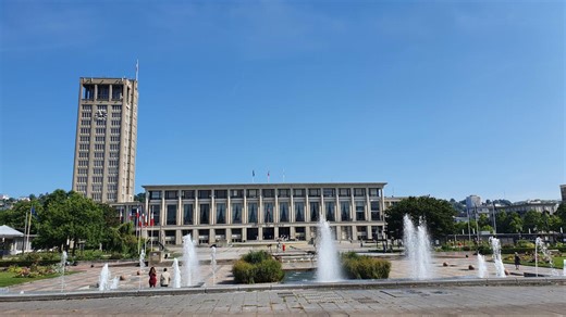 Des véhicules dégradés dans le parking de l’hôtel de ville du Havre, trois jeunes interpellés
