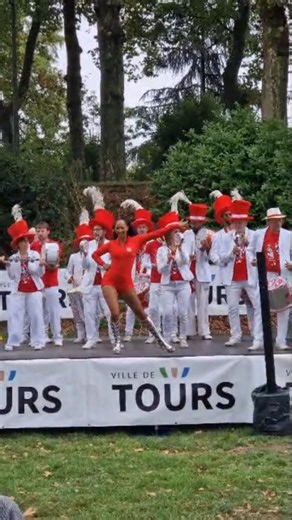 Ecole de Samba Alegria de Tours on Instagram: "Batucada, Danse, Percussions, Cavaquinho, Chant, Samba, Bricolage, Soutien technique, il y a de toute manière une façon de trouver sa place dans le groupe et de se faire de nouveaux copains 😉 Viens faire partie de cette histoire...😘😘😘 #batucada #Toursmaville #samba"
